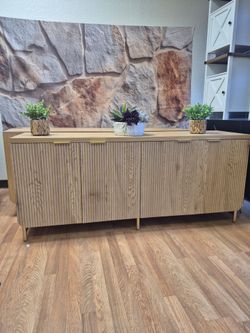 STUNNING EXTRA LONG SIDEBOARD OR TV STAND IN OAK WOOD COLOR AND GOLD ACENTS BRAND NEW 67x18x30
