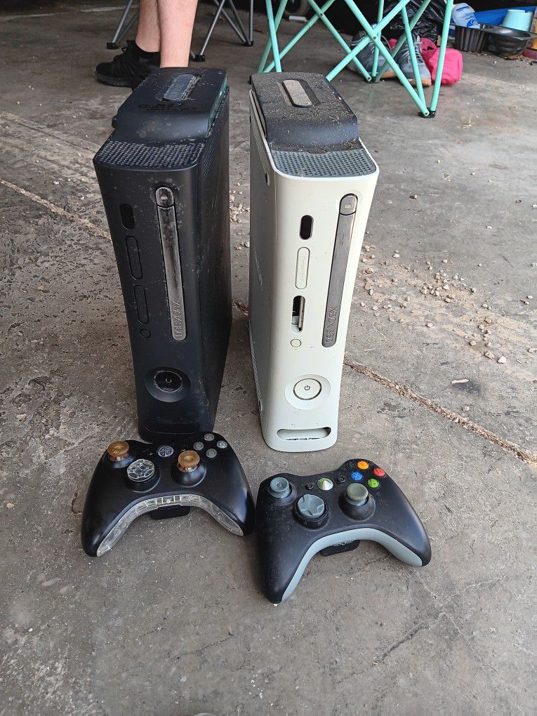 2 Xboxs 360 With Controllers