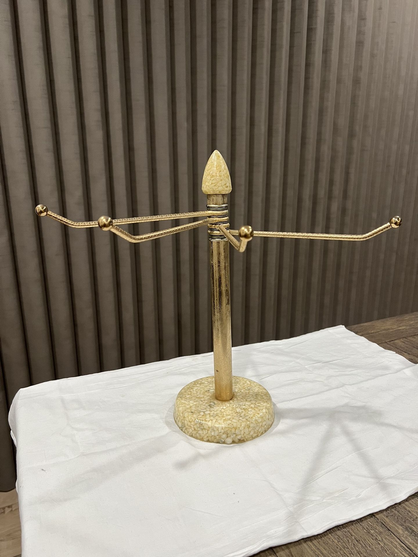 VINTAGE LUCITE GOLD METAL FREE STANDING TOWEL/ WASHCLOTH /JEWELRY HOLDER MCM
