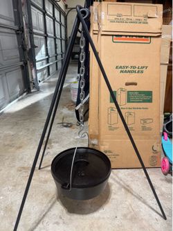 NEW Lodge 12" Cast Iron Camp Dutch Oven & Tripod Set