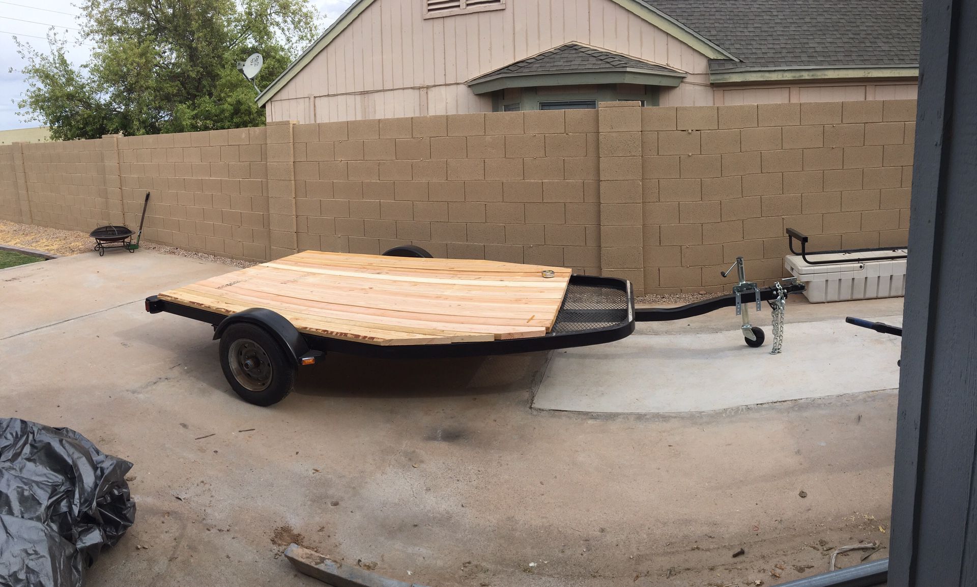flat bed 800$ New! 8ft 8in x 6ft 8in wood measurements