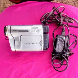 Sony Video Hi8 Handy Cam  CCD-TRV138 Camera Recorder With Charger