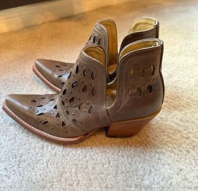 New Ariat Studded Dixon Ankle Boots Ash Brown size 6.5