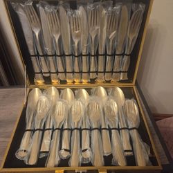 Golden set wood box silverware