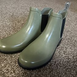 Michael Kors Slip-On Chelsea Rubber Rain Boots Ankle Booties Women’s Size 10 Green  Step out in comfort and style even on the rainiest days with these