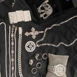 Tons Of Jewelry For Sale HMU! 