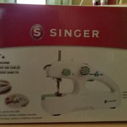 Singer Quick Stitch Mini Sewing Machine New In Box