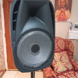 BLUE TREAM SPEAKER WITH STAND AND CABLE ADAPTER  BLUETOOTH AND RADIO.  SOUND VERY GOOD