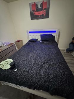 Cama , sofá , mesa , dresser
