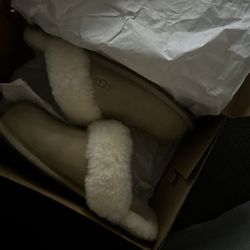 Ugg Scuffette, Size 8 Like New. 