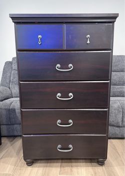 Free 5-drawer dresser