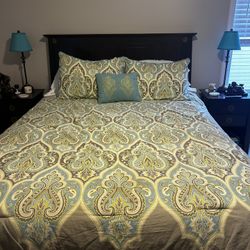 Queen Bed & 2 Nightstands