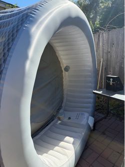 Inflatable hot tub