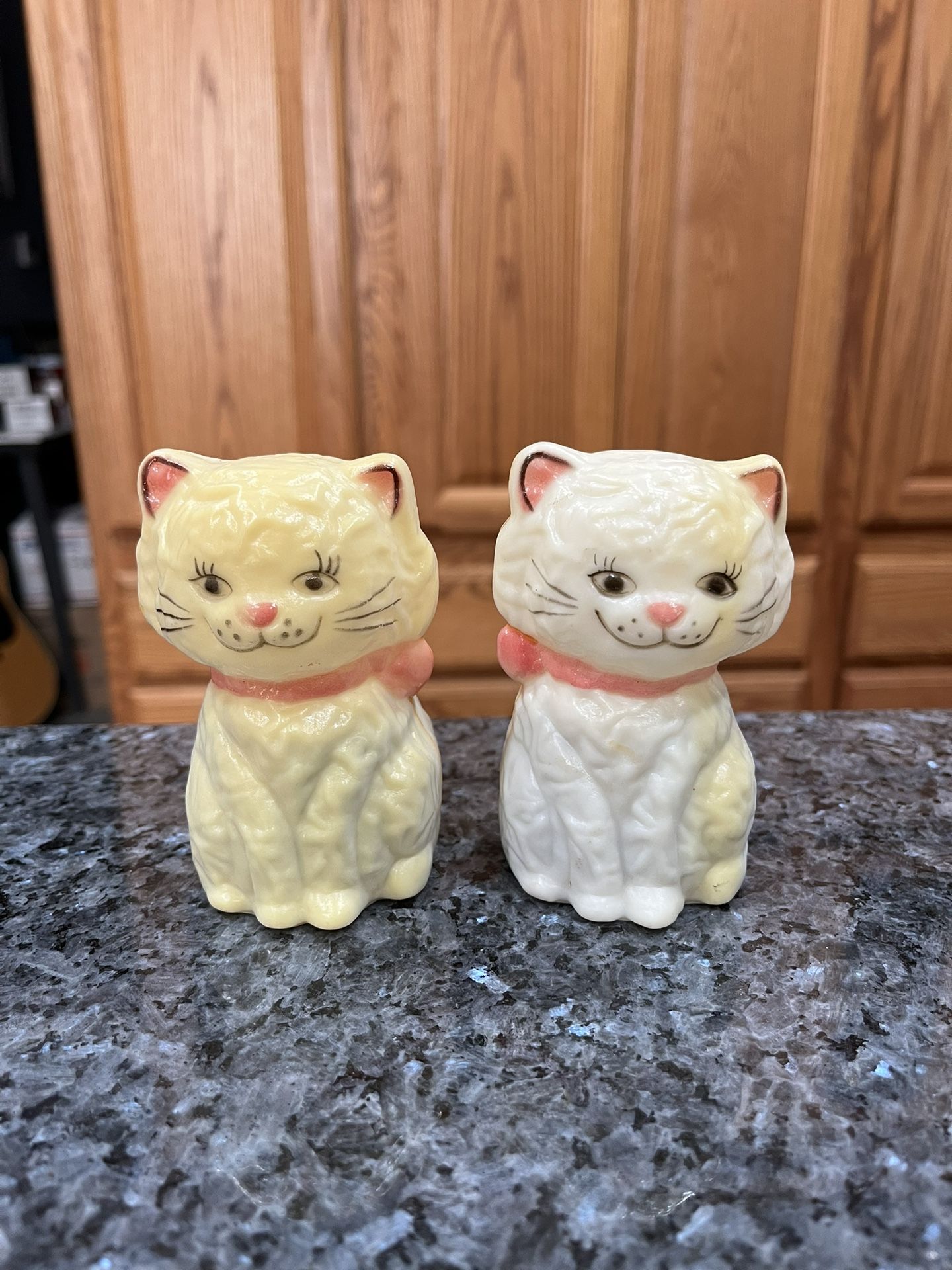 Vintage 1950’s Kitschy White & Yellow  Cat Pair of Salt and Pepper Shakers. Preowned sed pictures the glue has yellowed on the sides due to age.  The 