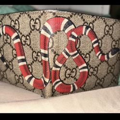Authentic gucci Wallet. Se Habla EspaΓ±ol.