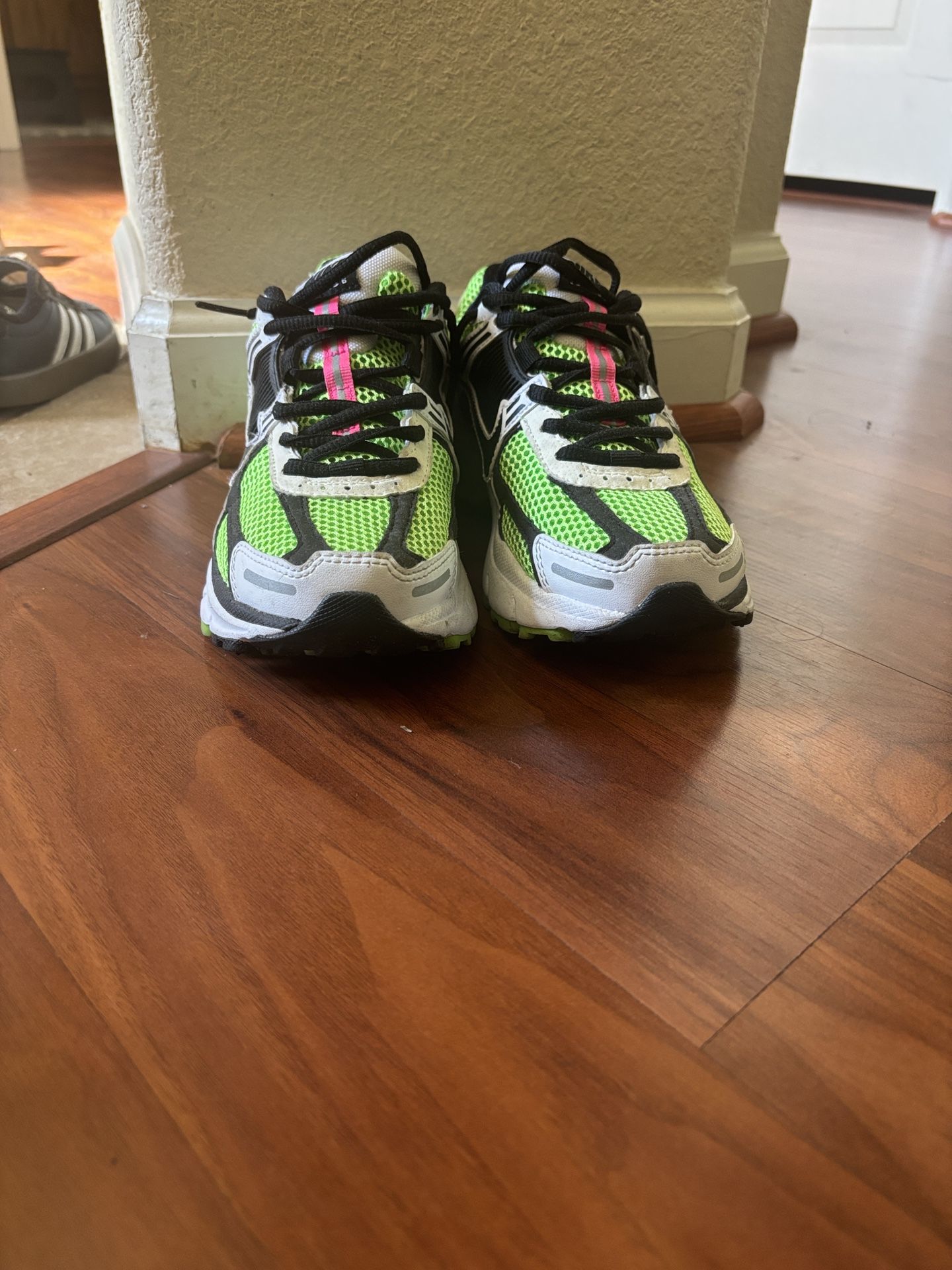 Nike Zoom Vomero 5 Volt Green Pink Running Shoes Size [Big Boys 5.5]