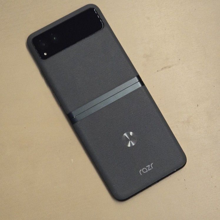 Motorola Razr 256GB Flip Phone