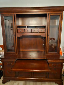 Solid wood Credenza with Hutch/China Cabinet