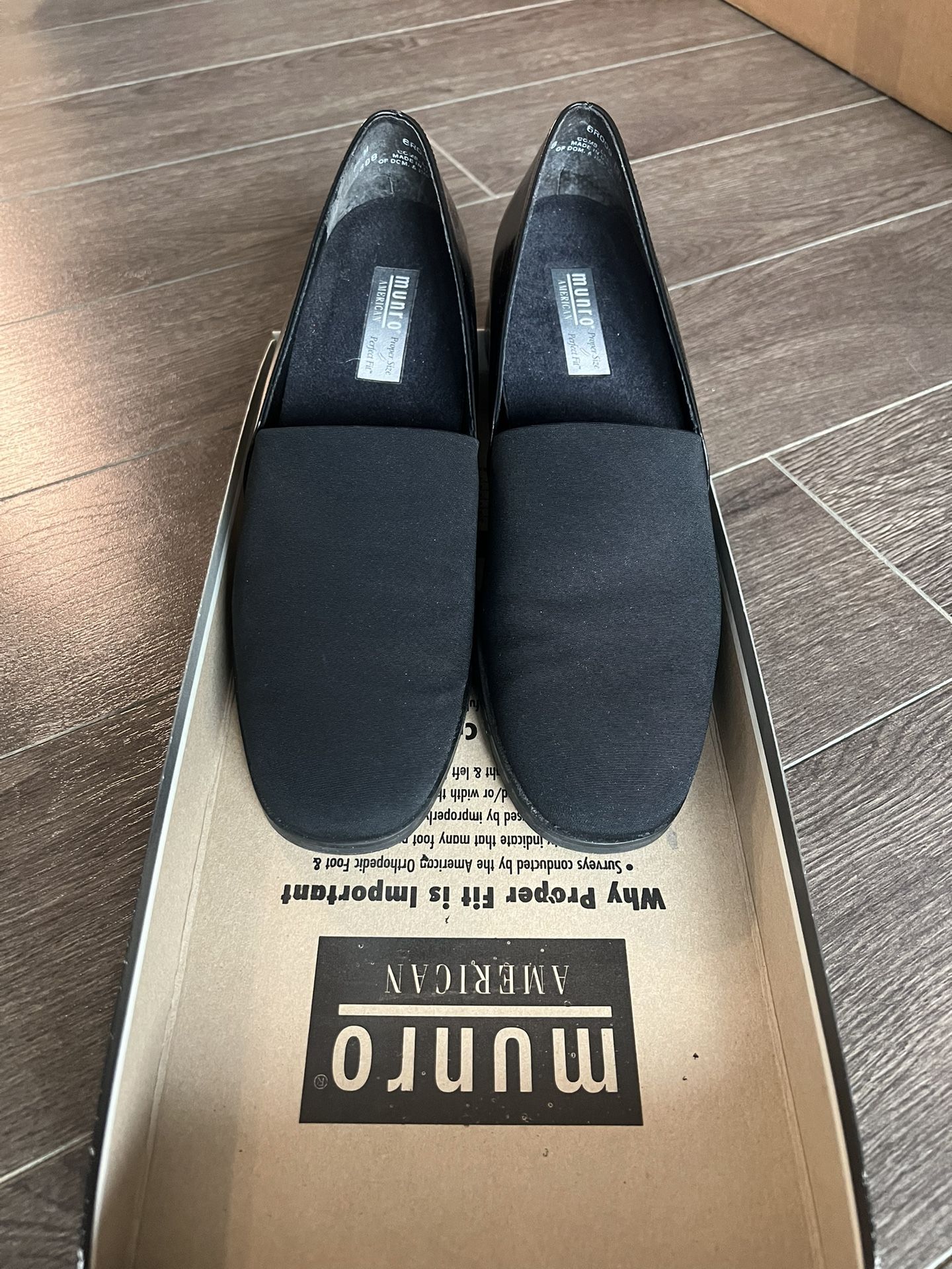 Munro Vittoria Leather/Stretch Black Pumps, New, Size 6 1/2, Medium