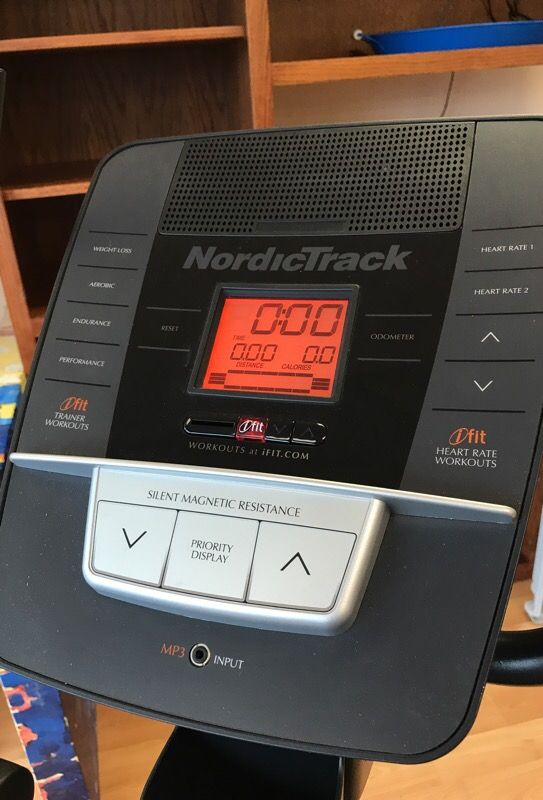 NordicTrack C2 si Upright Exercise Bike