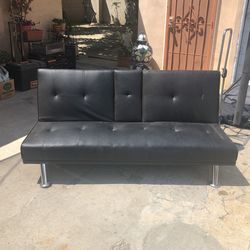 Se vende sofá-cama casi nuevo tiene para poner sus bebidas y medio asà como lo ves