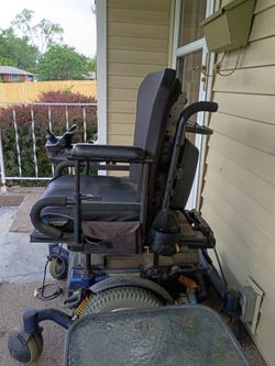Quantum power wheel chair PARTS ONLY DOES NOT WORK.
