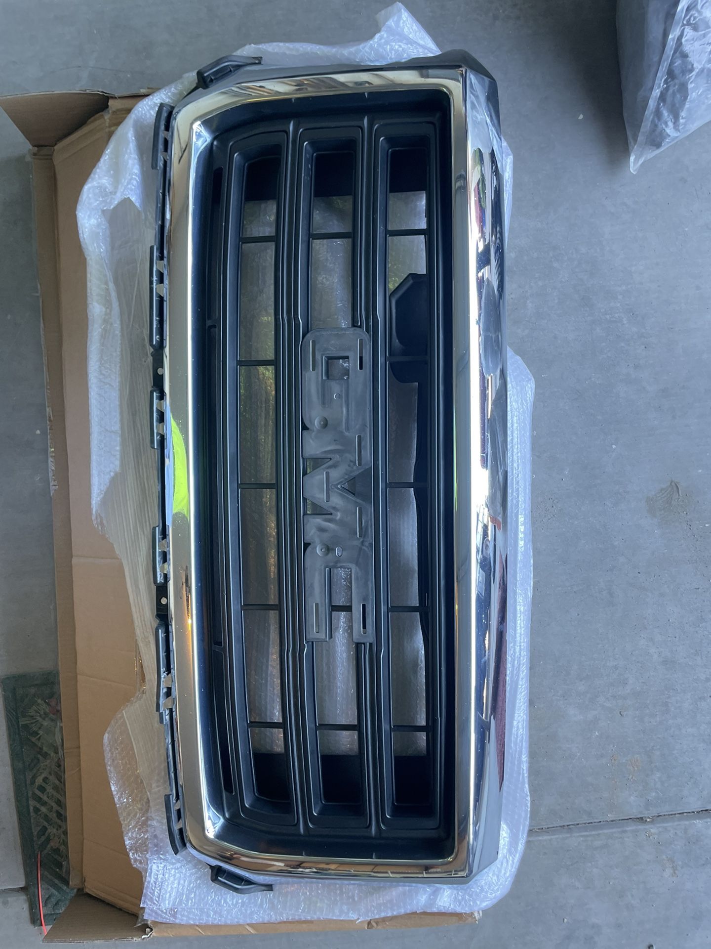 2015 GMC Sierra Grill OEM