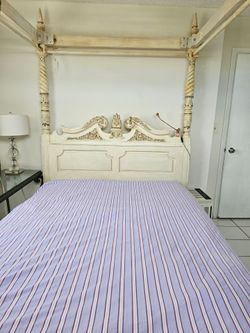 Queen canopy bed