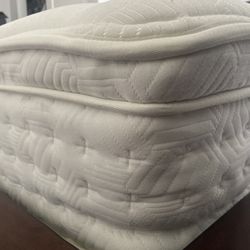 Queen mattress 12 Inch looks brand NEW