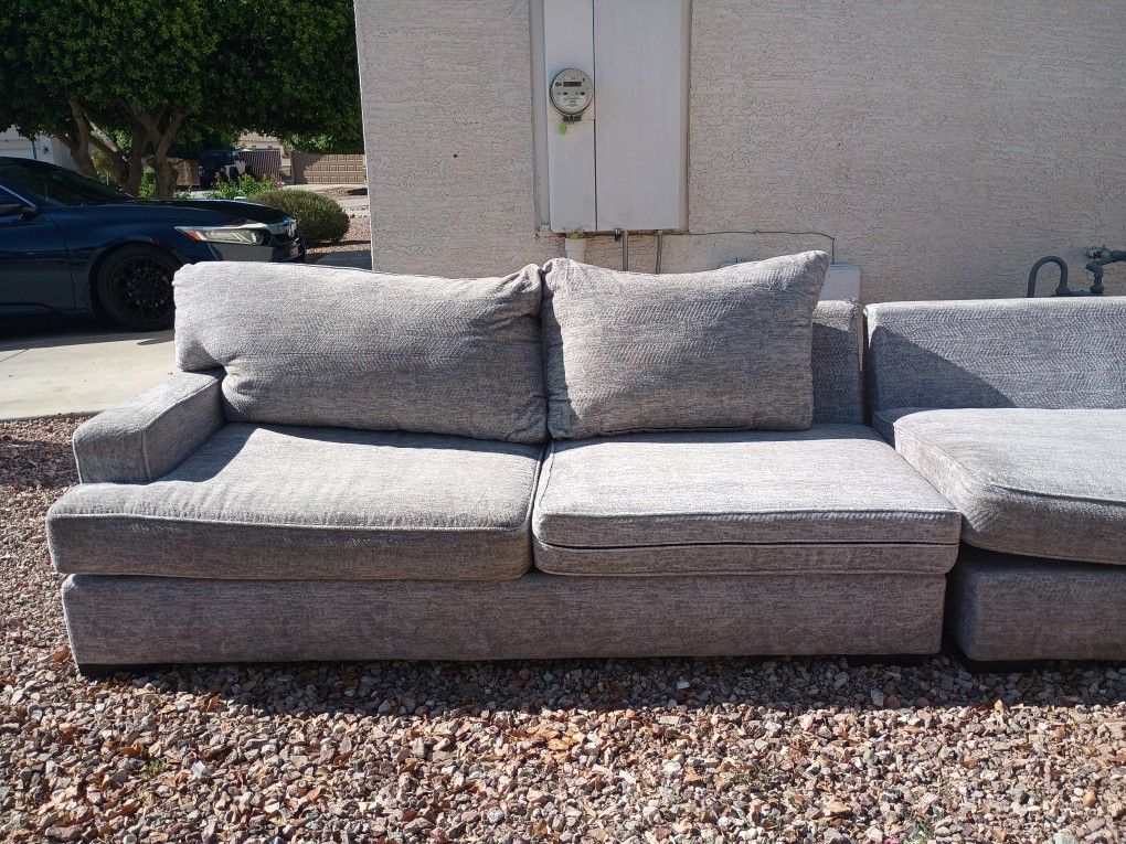 NEWISH SECTIONAL COUCH