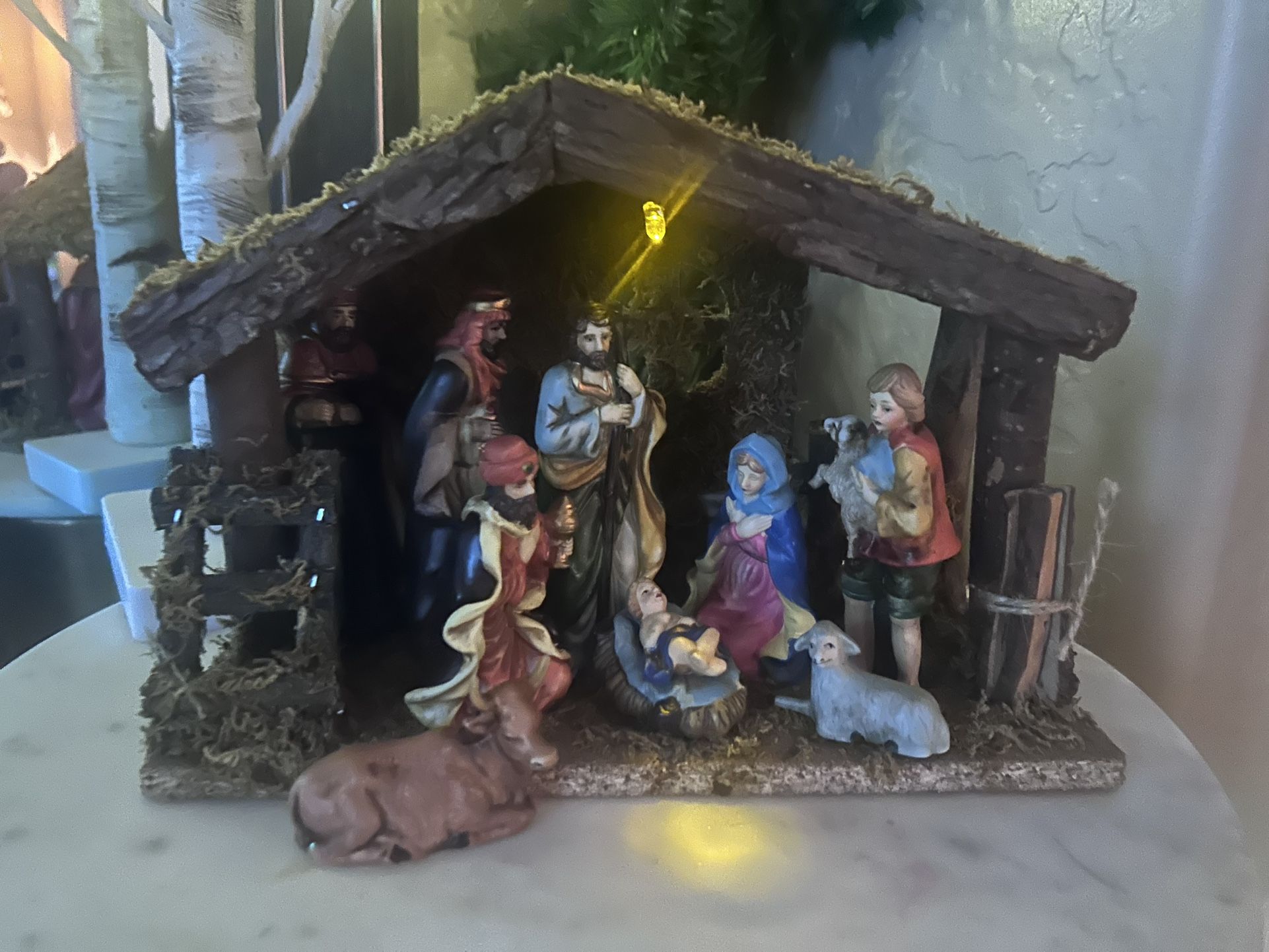 Nativity Set 9 figurines and Stable Creche