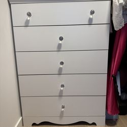 Classic White Chest of Drawers – Excellent Condition