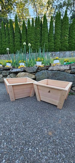 Accent Cedar Planter and Mat/Pad