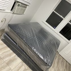 Queen mattress regular set with box spring ( 2pc brand new)