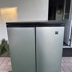  5.5-cu ft Mini Fridge with Freezer ( Black Cabinet with Silver Doors )