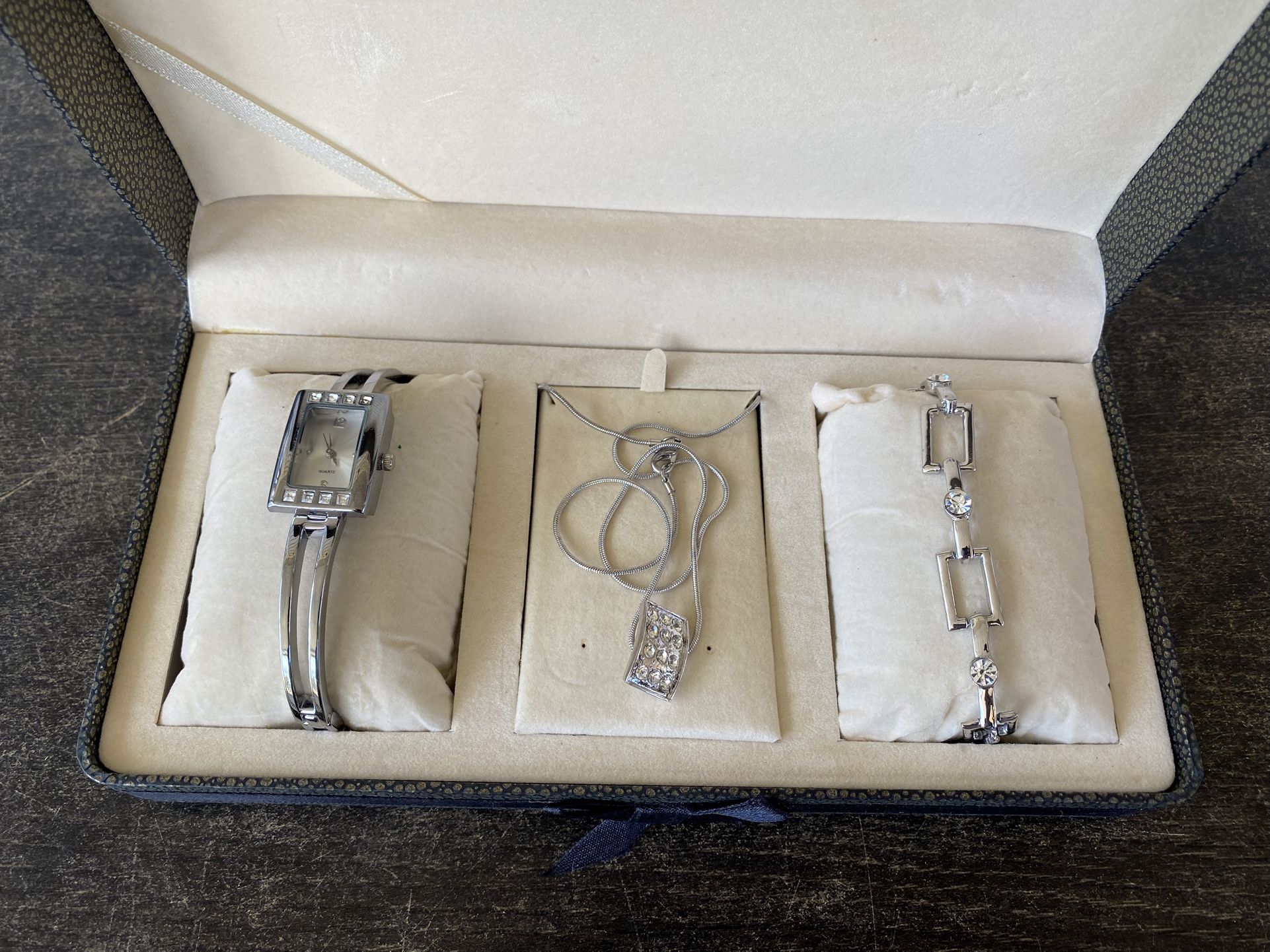 Ladies Beautiful Silver Tone Link Bracelet Silver Dial Analog accessories