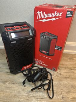 Milwaukee M12 12-Volt Lithium-lon Cordless Bluetooth/AM/FM Jobsite Radio with Charger