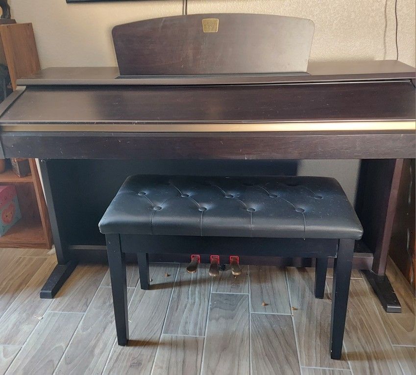 Yamaha Clavinove CLP-120 Electric Piano