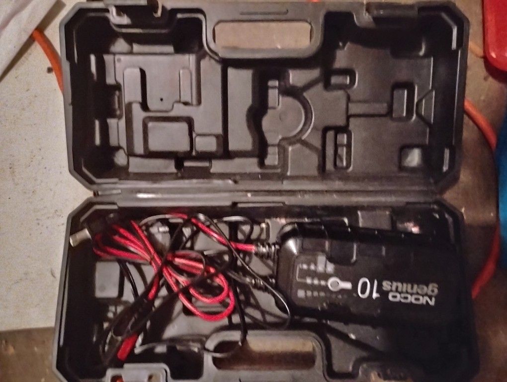 Hammerhead HH1900 Smart Charger. NOCO G10