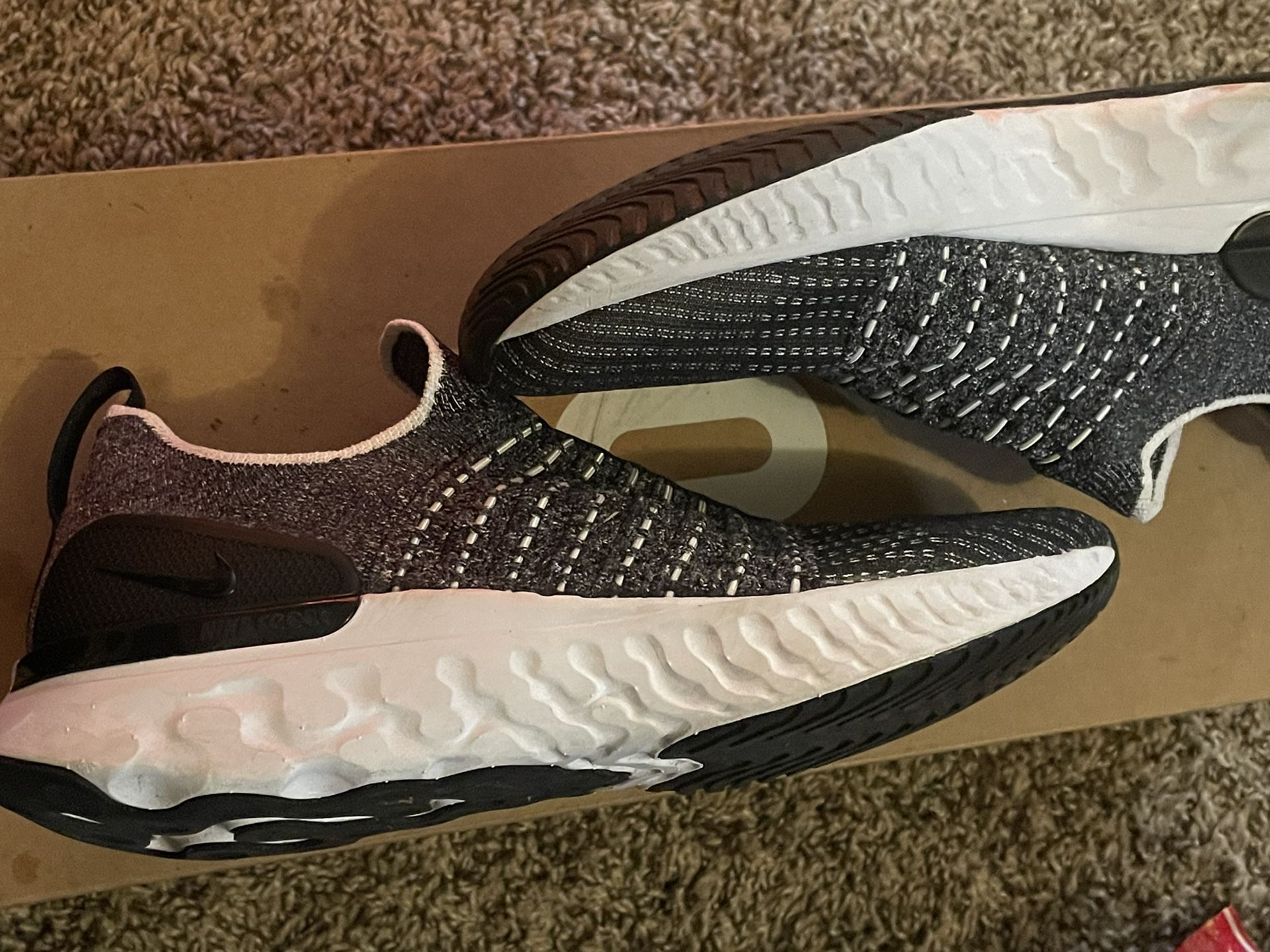 Men’s Nike Shoes Size 9