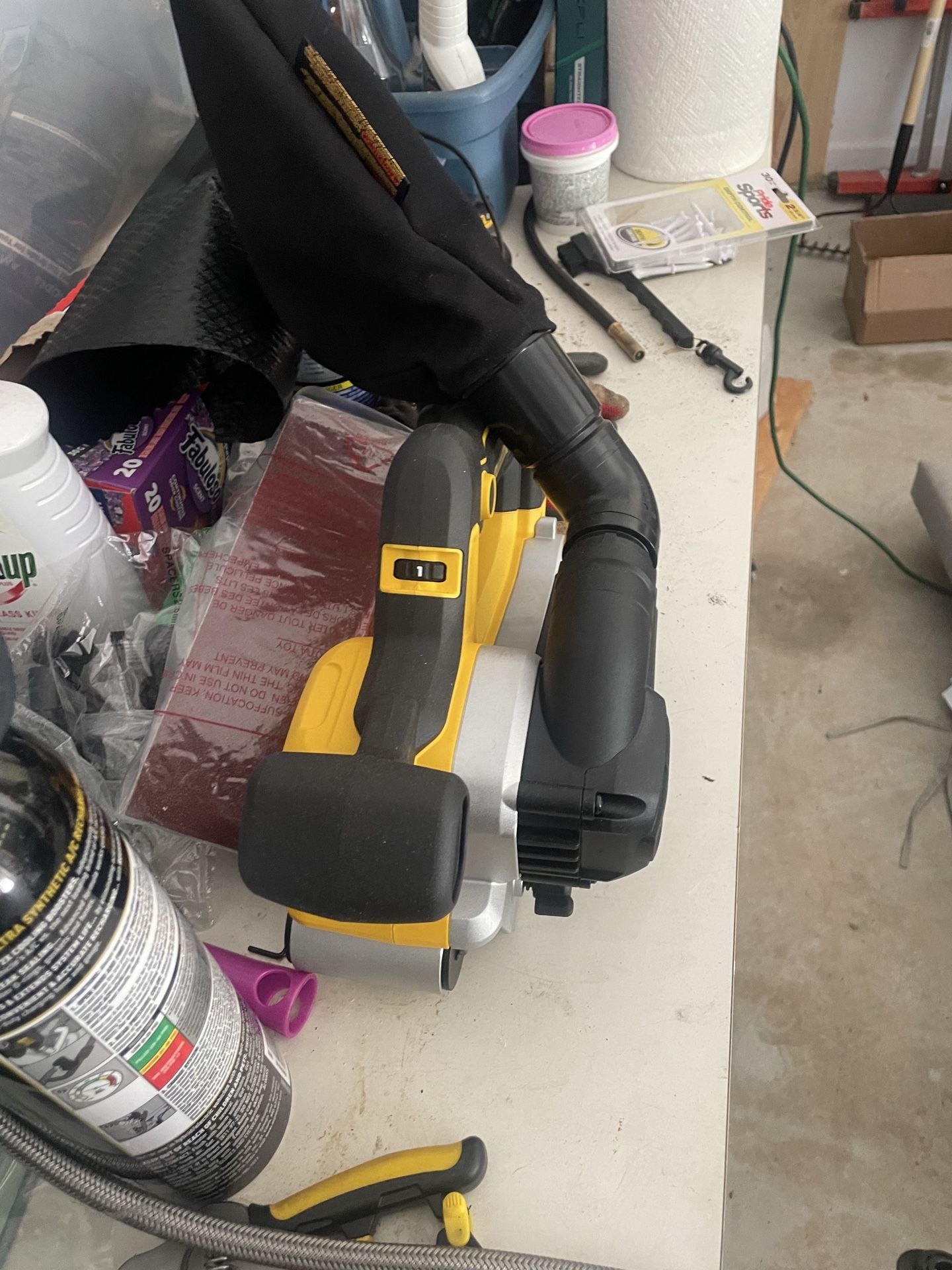 Brushless DEWALT sander