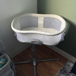 HALO Swivel Bassinet + Free Baby Play Gym Bundle