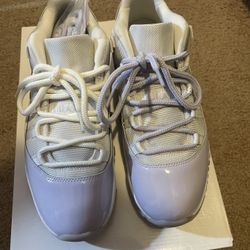 JORDAN 11 LOW PURE VIOLET