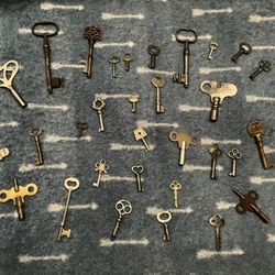 Antique skeleton keys lot