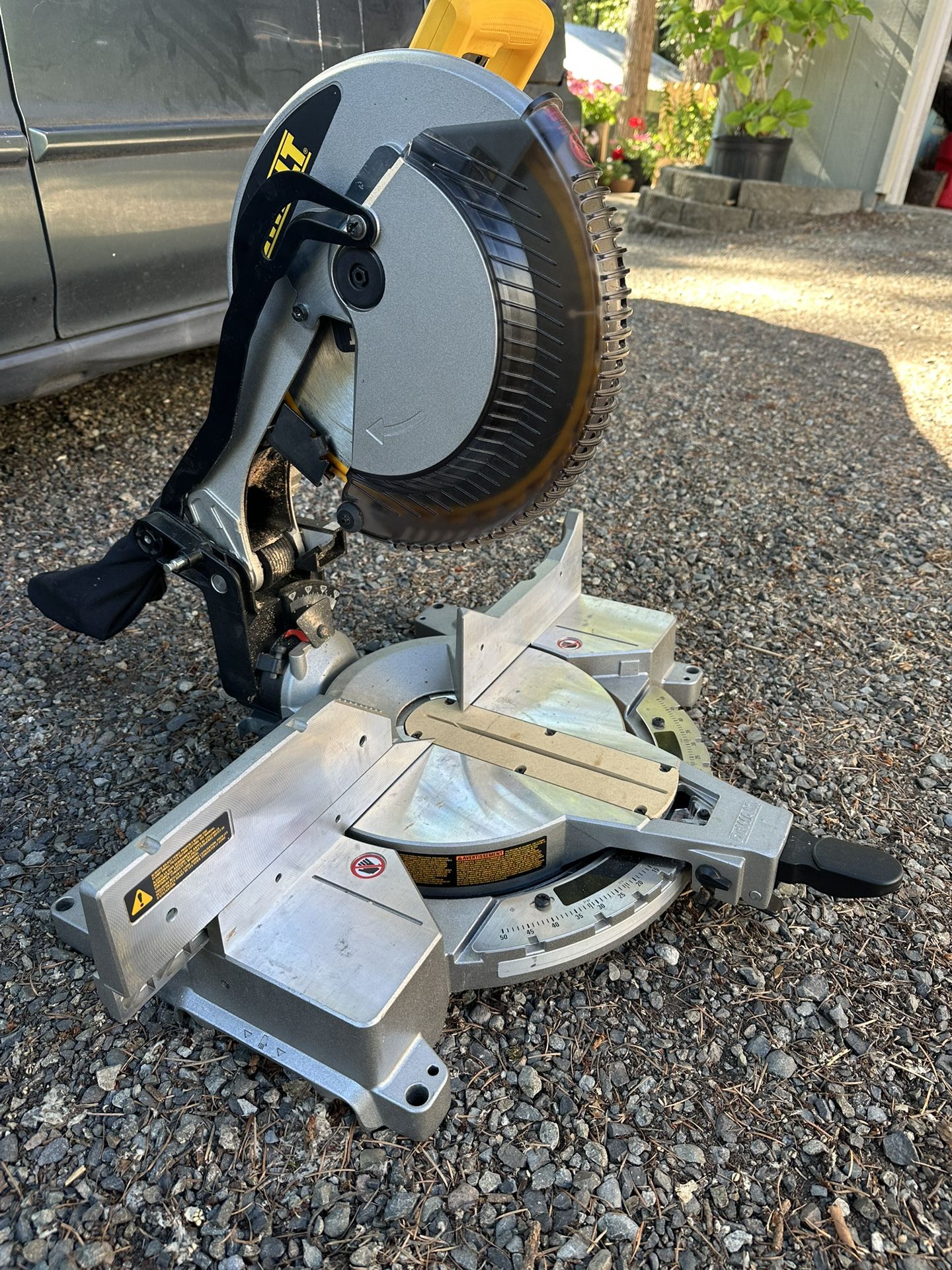 Dewalt Dw715 12” Compound Miter Saw