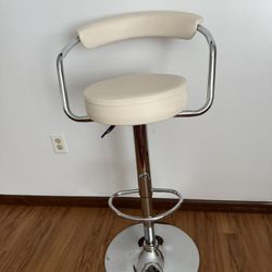Eros Adjustable Stool in good condition 