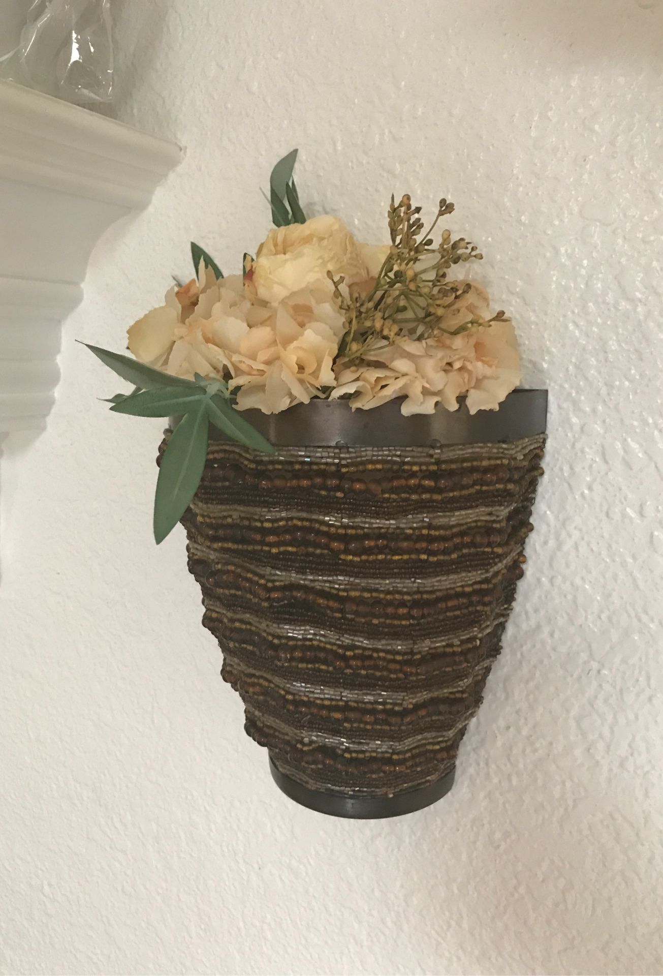 2 decoration pieces with fake flowers