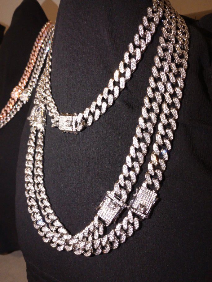 The Rapper stacks🔥 18" Chain & two 26" chains 🔥Imported✈️ Real Diamonds, but they’ve been produced in the Lab🔥Same VVS Clarity, Colorful Shine🔥