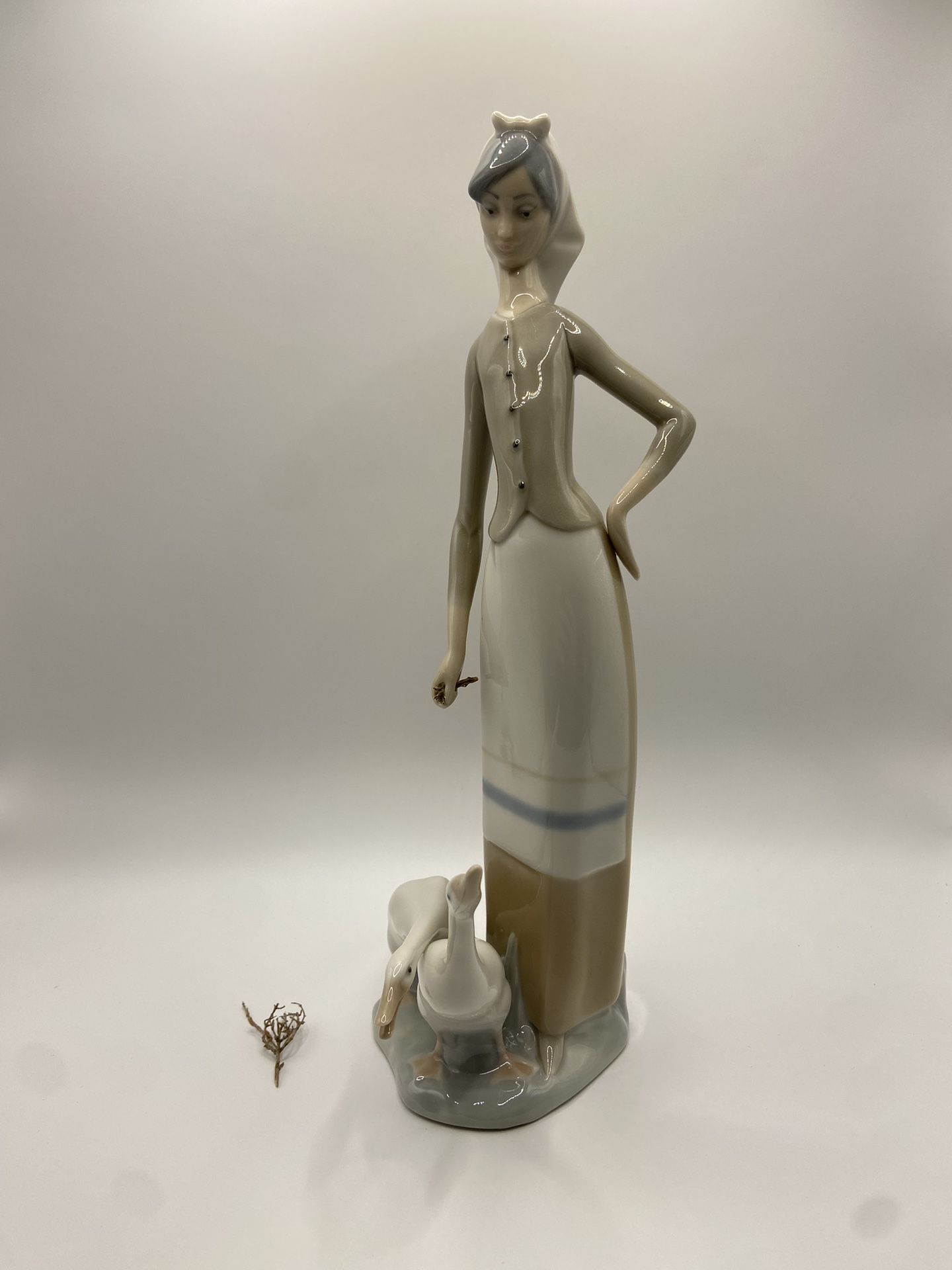 LLADRO Girl With Geese Figurine #1035