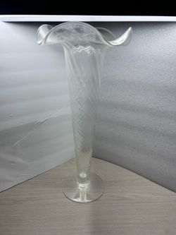Vintage 20 "Clear Scalloped Stretch Vase